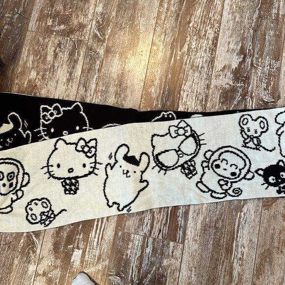 Hello Kitty x Forever 21 scarf - Picture 4 of 4